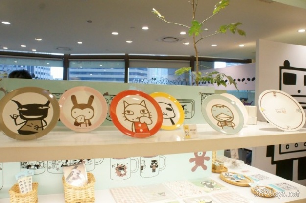 台湾 台北のARANZI Cafe 3号店のグッズコーナー（お皿）